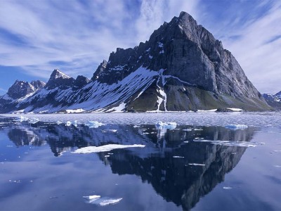 Glaciar reflejado en lago