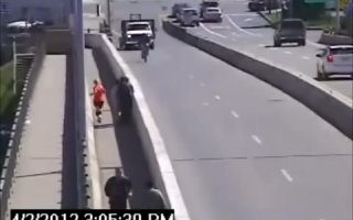 Atropella a ciclista e intenta fugarse