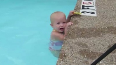 Bebé nadando
