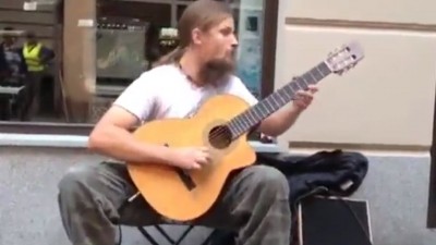 Espectacular guitarrista en la calle