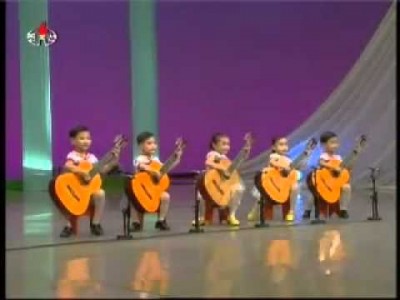 Los niños y sus guitarras